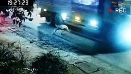 Tài xế xe tải phản ứng cực nhanh cứu người đi bộ có ý định tự sát