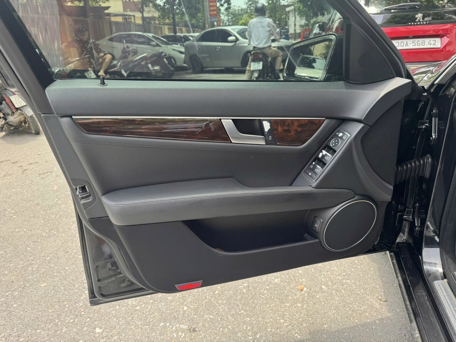 Ngắm Mercedes-Benz C 250 CGI đời 2011 bán chỉ hơn 200 triệu