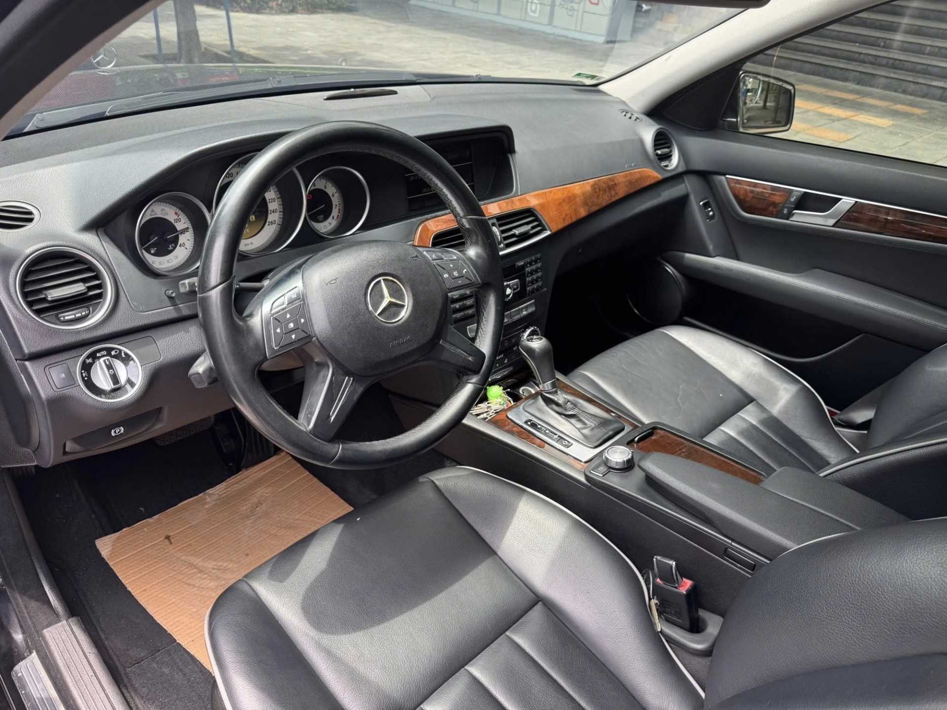 Ngắm Mercedes-Benz C 250 CGI đời 2011 bán chỉ hơn 200 triệu