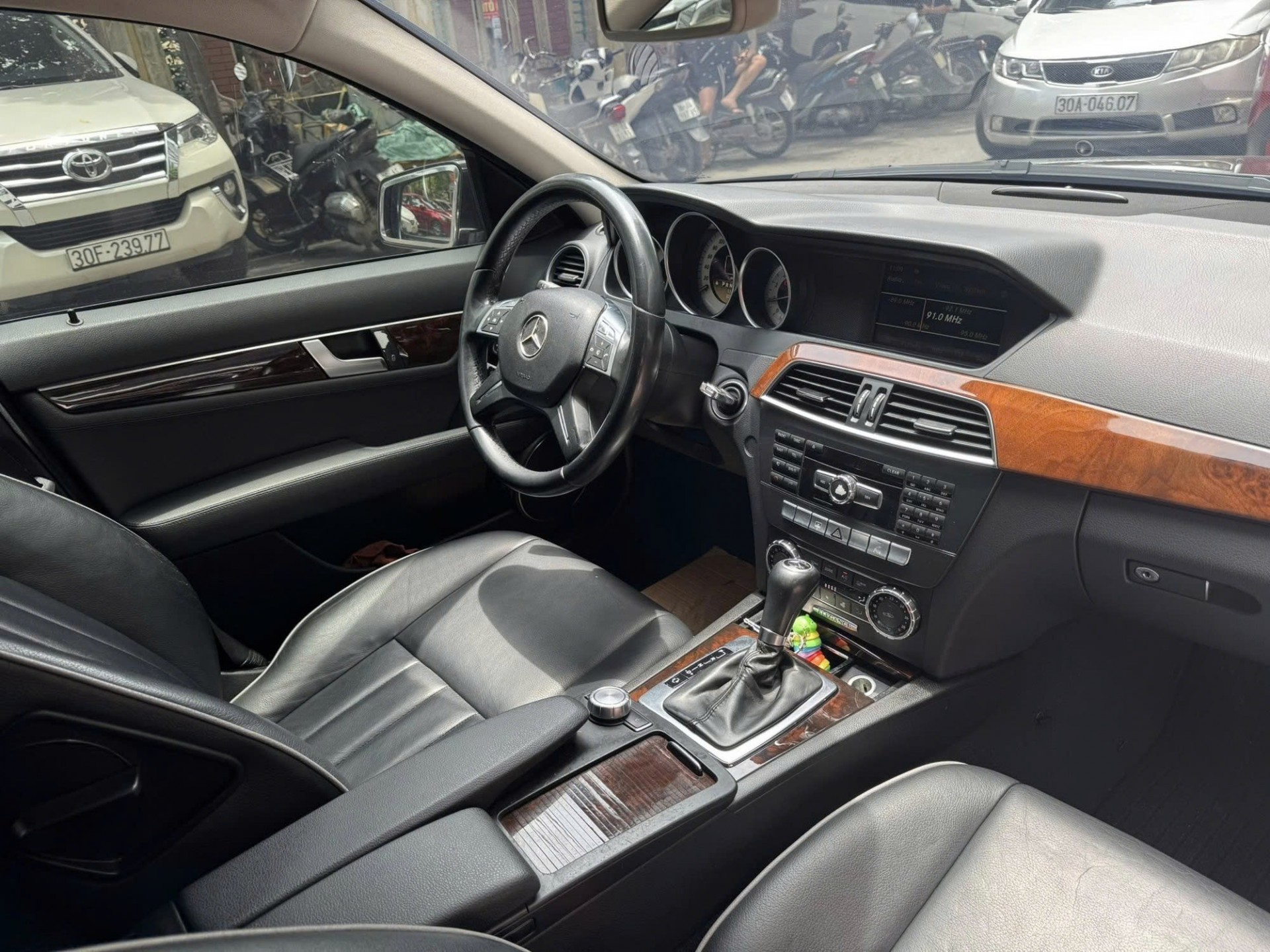 Ngắm Mercedes-Benz C 250 CGI đời 2011 bán chỉ hơn 200 triệu