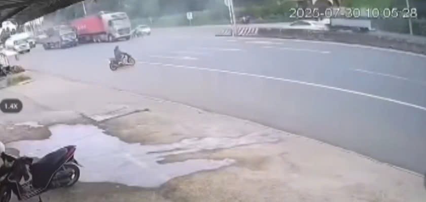 Clip Container tông thẳng thanh niên lái xe máy sang đường thiếu quan sát