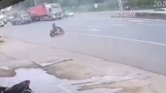 [Clip] Container tông thẳng thanh niên lái xe máy sang đường thiếu quan sát