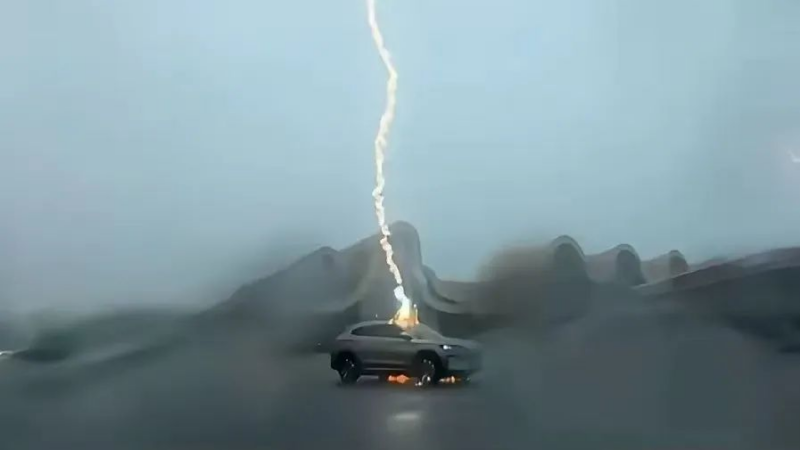 Xe điện bị sét đánh ba lần liên tiếp trong mưa bão, nhưng chủ xe và hệ thống điện không hề gì xe điện BYD Song Plus EV bị sét đánh