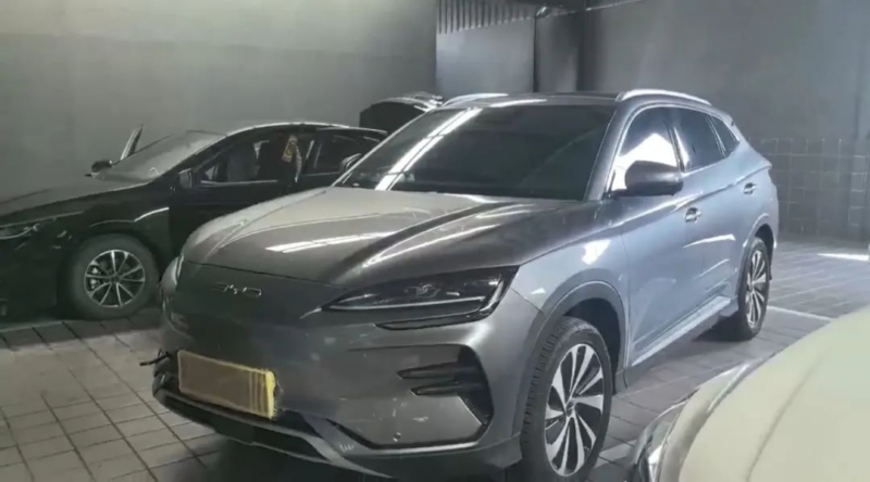 Xe điện bị sét đánh ba lần liên tiếp trong mưa bão, nhưng chủ xe và hệ thống điện không hề gì xe điện BYD Song Plus EV bị sét đánh