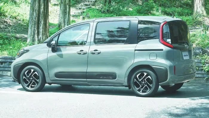 Minivan Toyota có thêm biến thể giúp khách hàng có trải nghiệm đi cắm trại ngay trong sân nhà mình