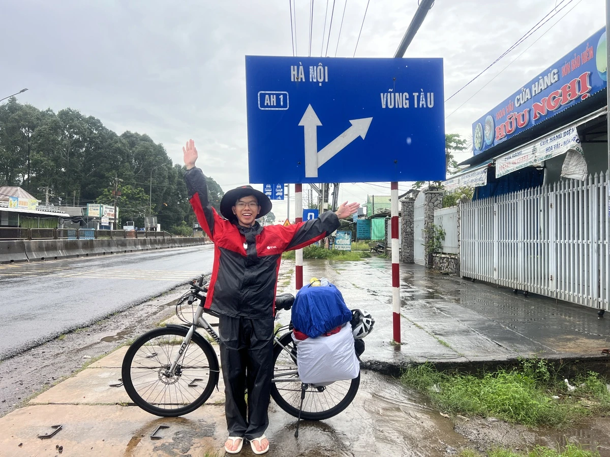 Chàng trai 2k2 vượt 1.683 km, đạp xe từ TP. HCM ra Hà Nội xem diễu binh 2/9