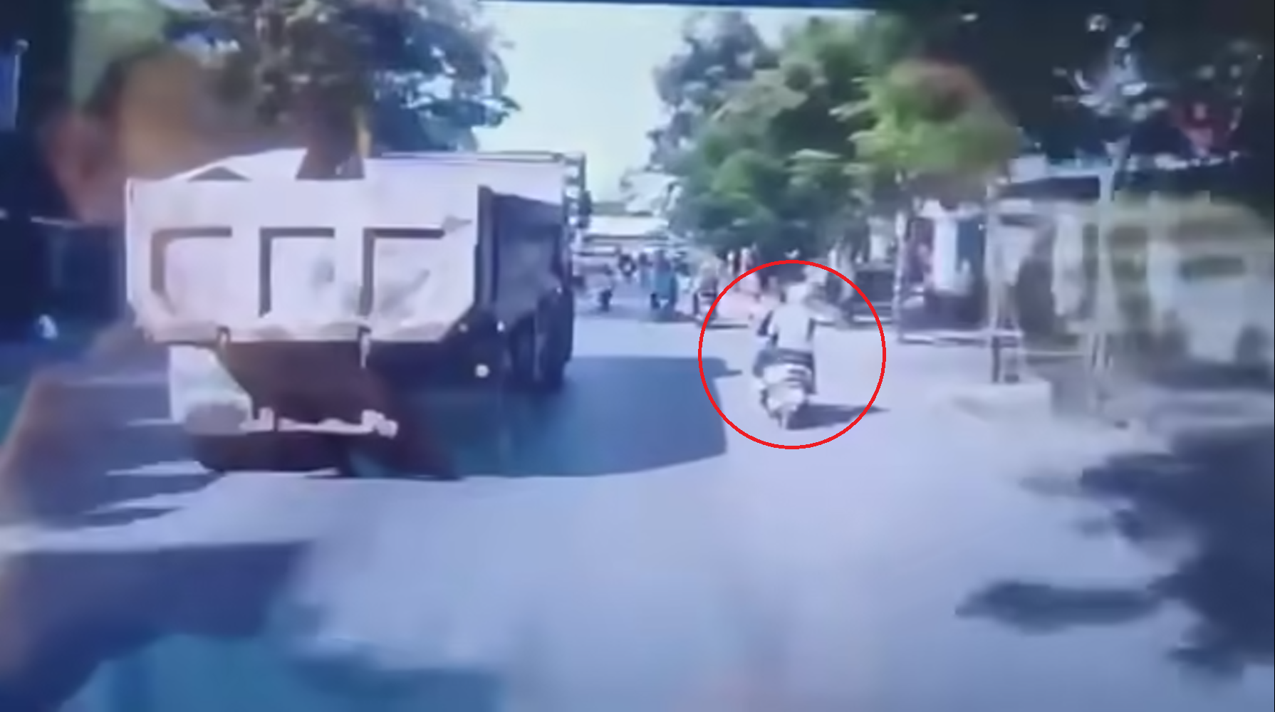 Clip va chạm với xe ben, người phụ nữ đi xe máy bị cán đôi người tại Hải Phòng