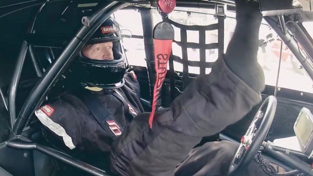 Khâm phục tay đua drag "không tay" có thể đột phá cột mốc tốc độ 322 km/h