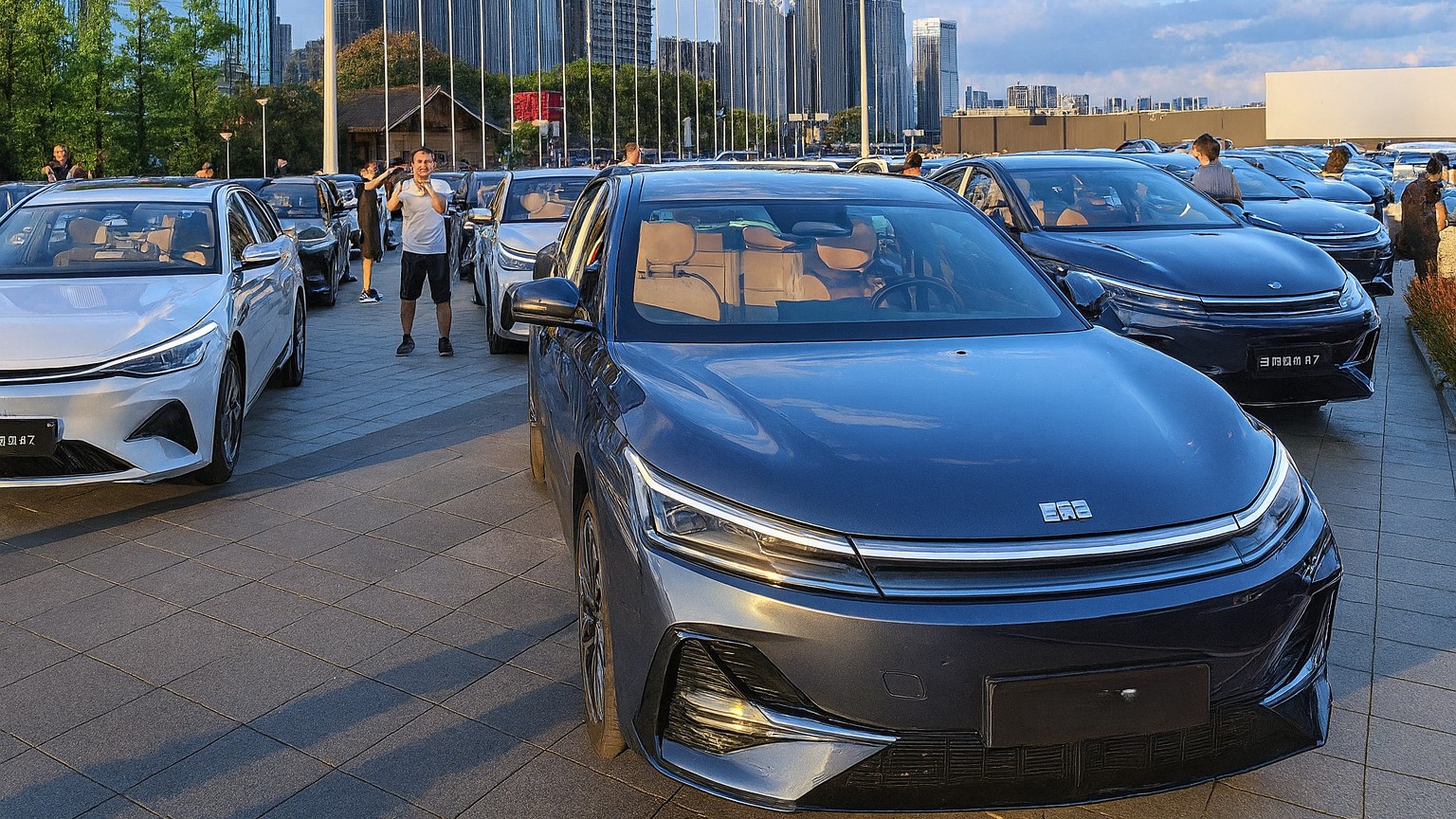 Geely Galaxy A7 PHEV ra mắt toàn cầu, giá từ 327 triệu, tiêu hao 2,67L/100km