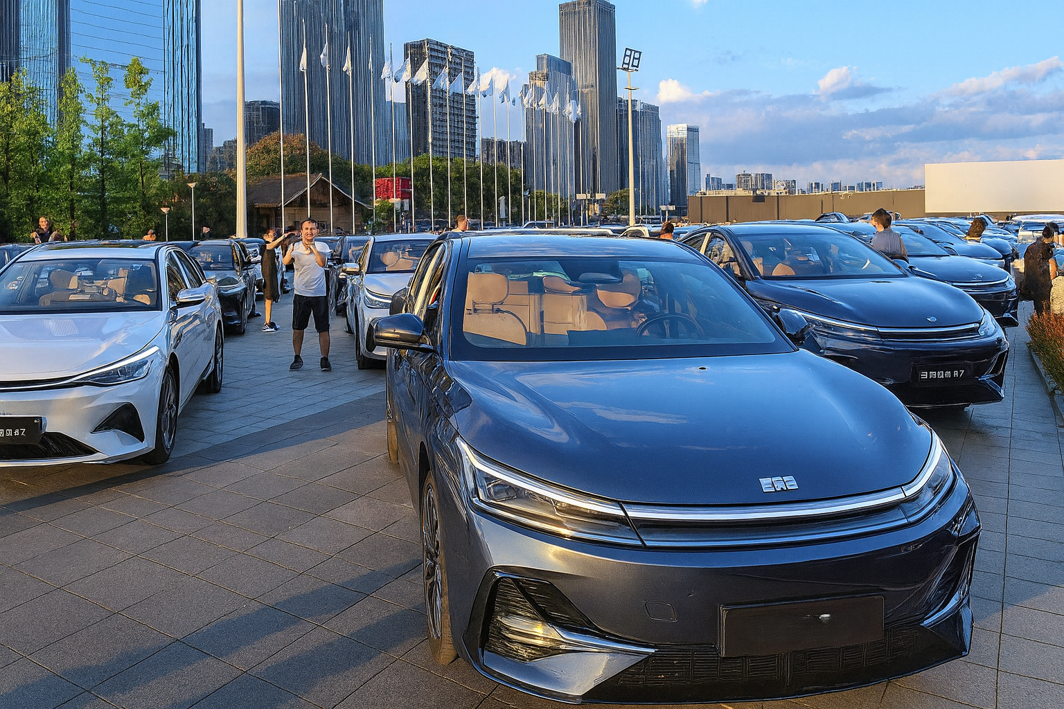 Geely Galaxy A7 PHEV ra mắt toàn cầu, giá từ 327 triệu, tiêu hao 2,67L/100km