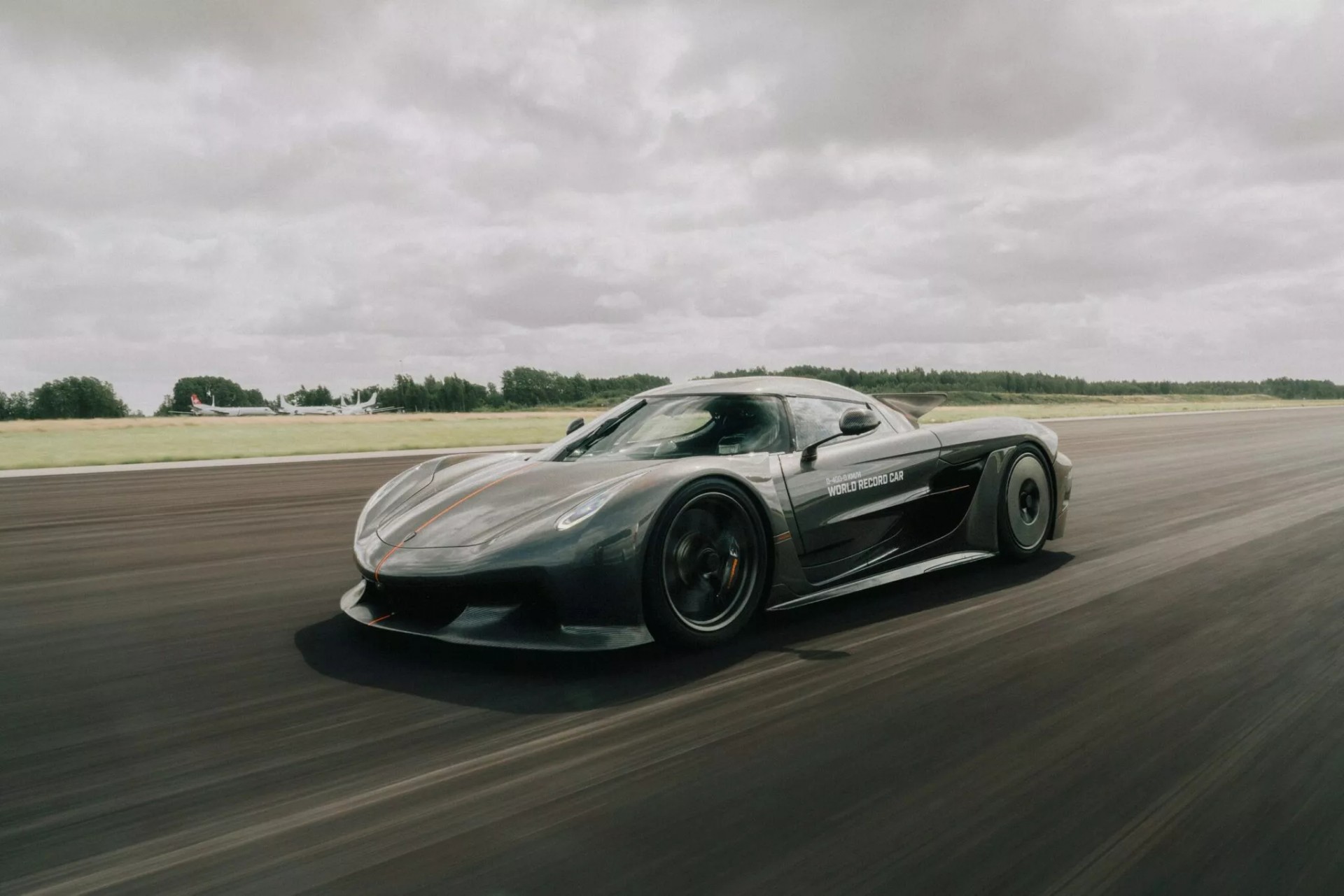 Koenigsegg Jesko Absolut thiết lập kỷ lục thế giới mới