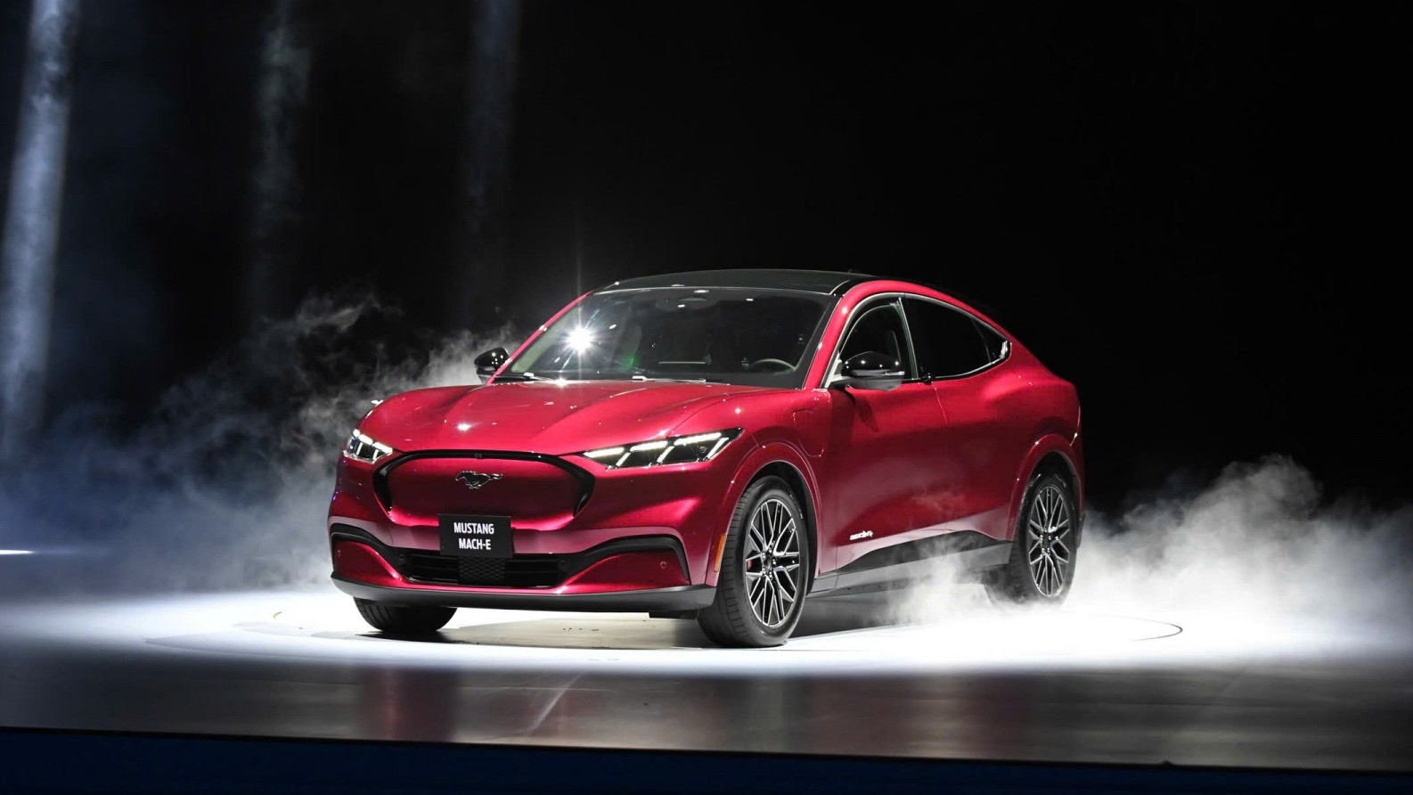 Ford Việt Nam ra mắt xe điện Mustang Mach-E, công bố hệ thống 300 trạm sạc, ưu đãi 100 triệu cho những khách đầu tiên