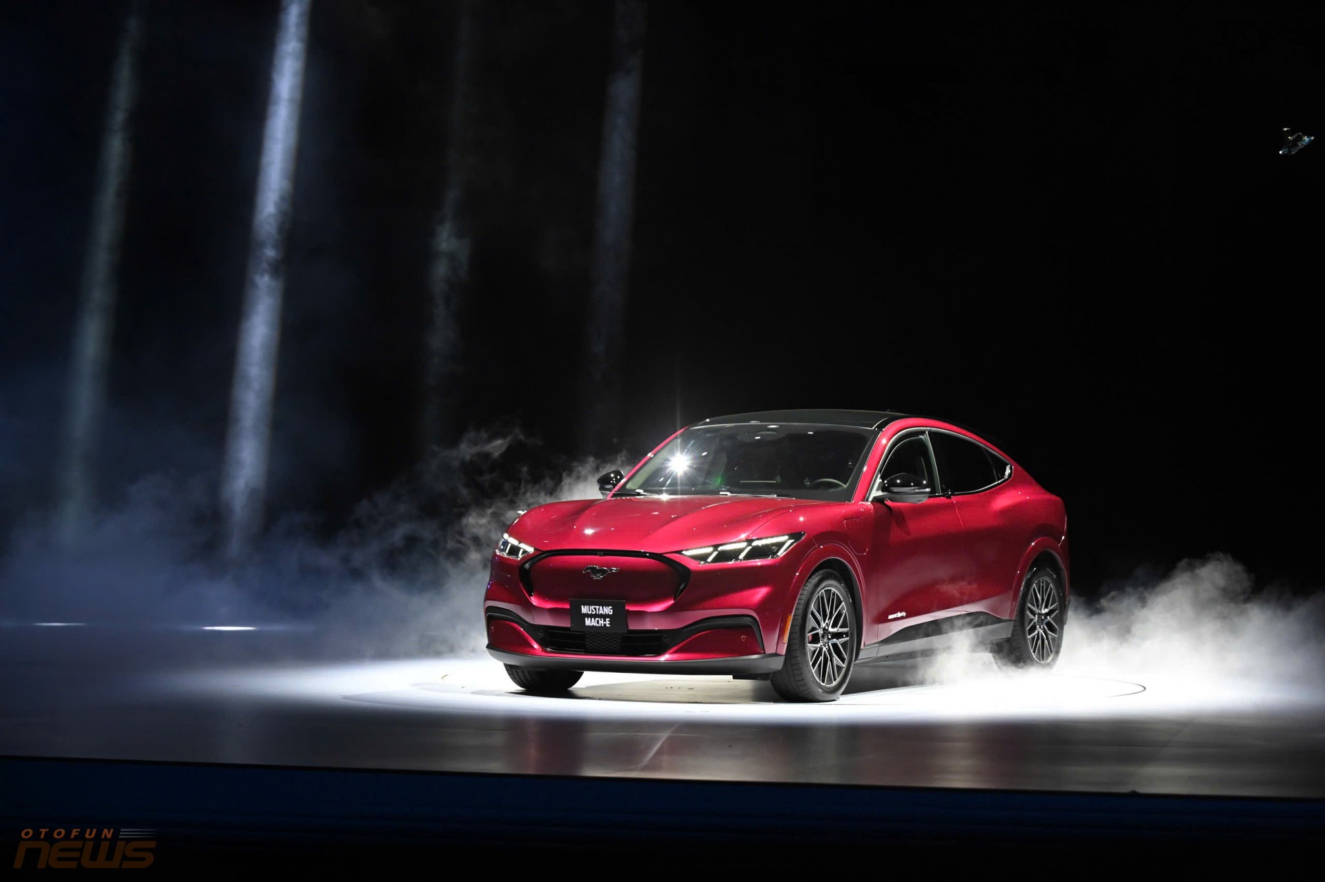 Ford Việt Nam ra mắt xe điện Mustang Mach-E, công bố hệ thống 300 trạm sạc, ưu đãi 100 triệu cho những khách đầu tiên