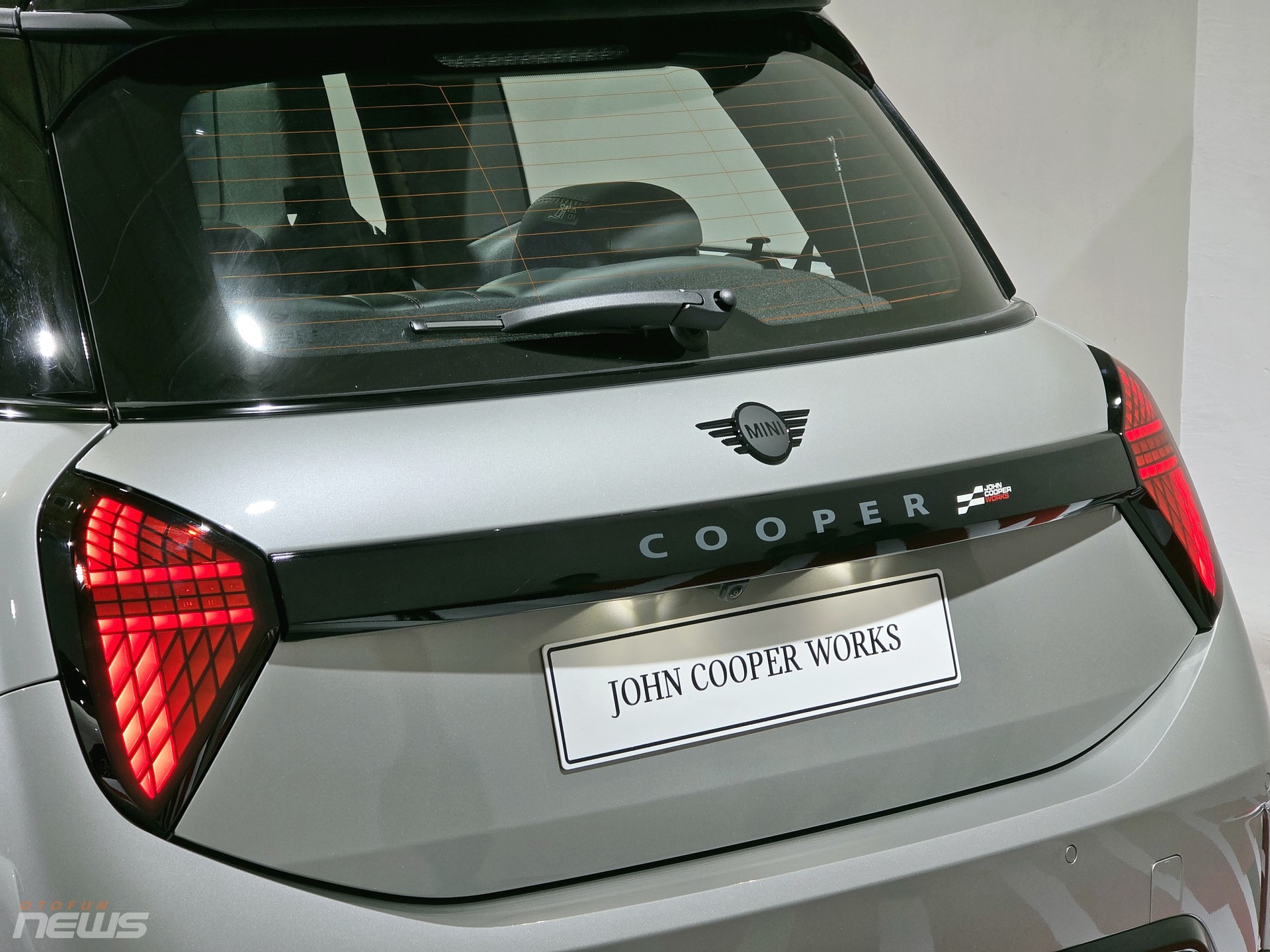 Mini John Cooper Works 3 cửa ra mắt tại Việt Nam, giá từ 2,529 tỷ đồng