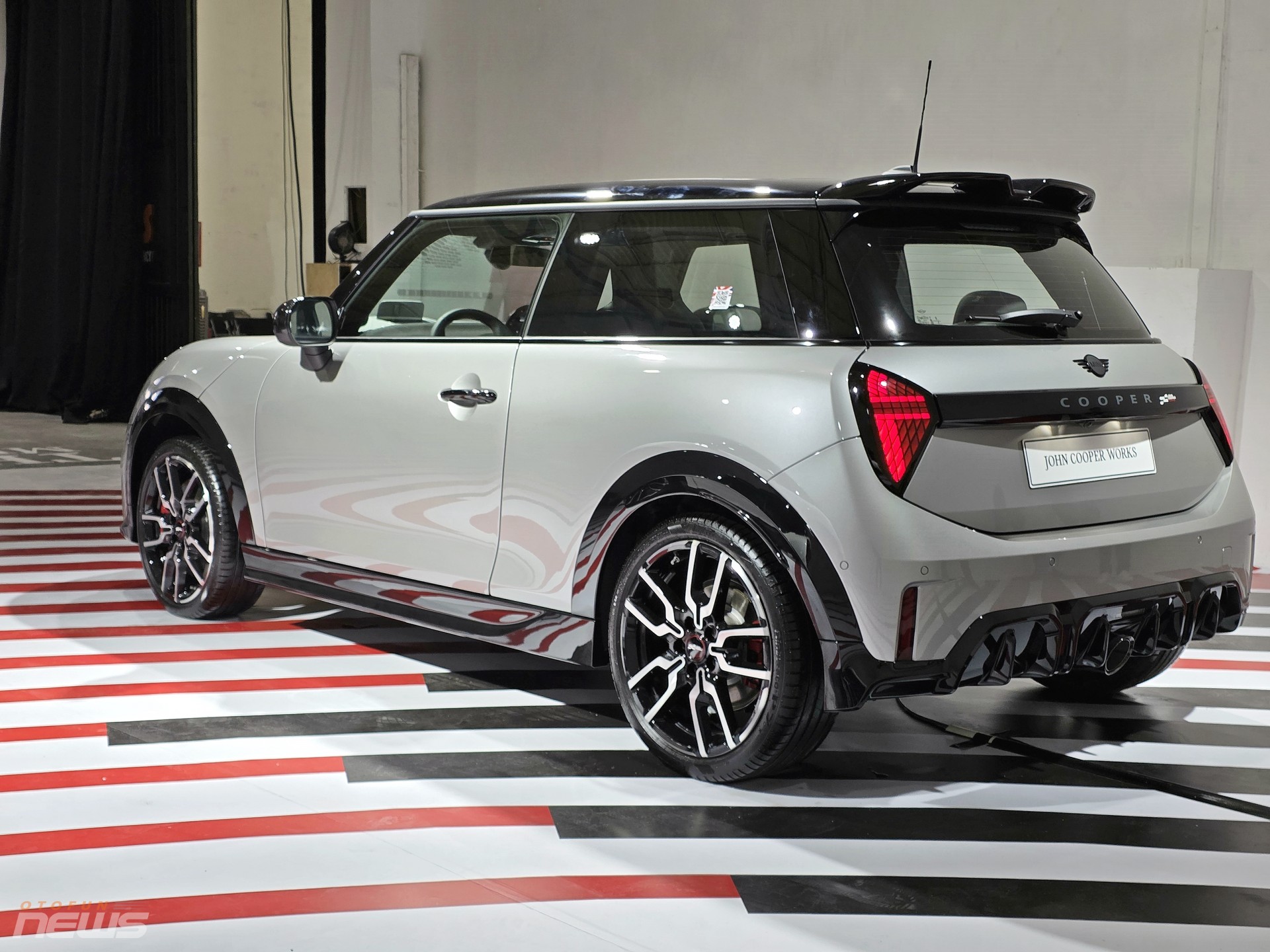 Mini John Cooper Works 3 cửa ra mắt tại Việt Nam, giá từ 2,529 tỷ đồng