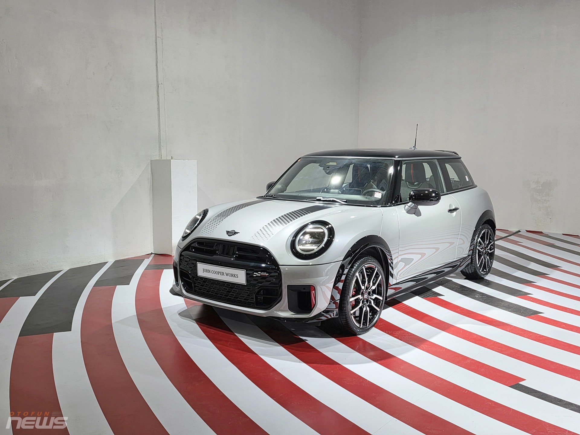 MINI John Cooper Works 3 cửa ra mắt tại Việt Nam