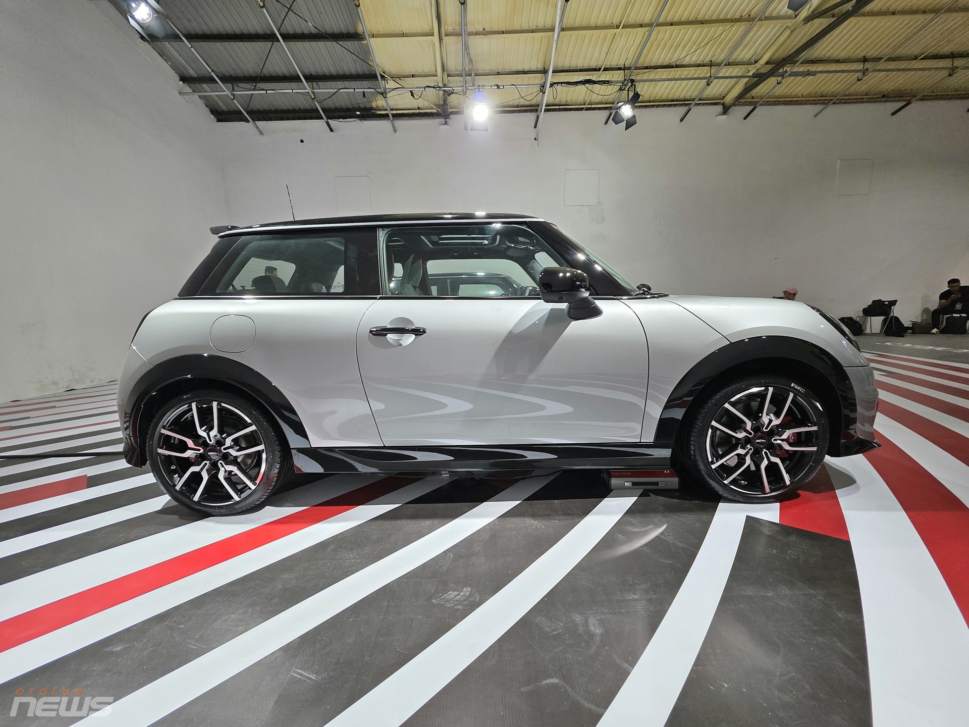 Mini John Cooper Works 3 cửa ra mắt tại Việt Nam, giá từ 2,529 tỷ đồng