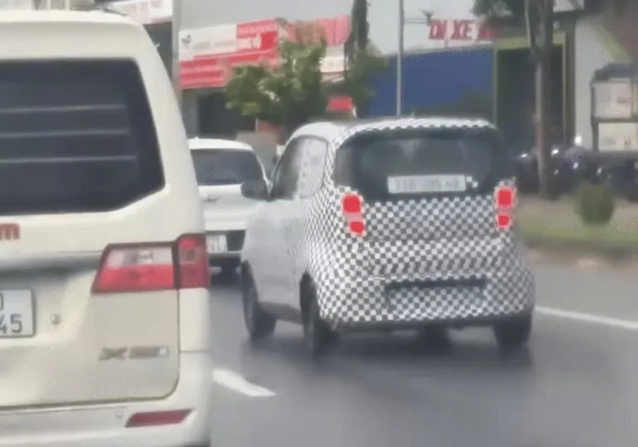 VinFast Minio Green chạy trên phố tại Hải Phòng