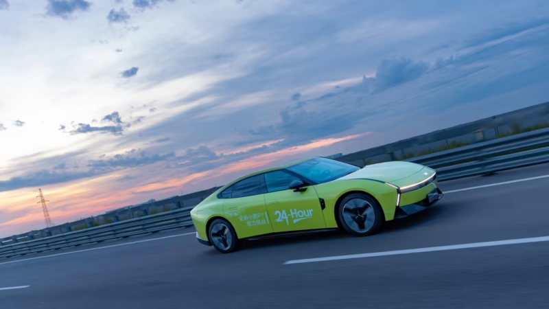 Sedan điện Xpeng P7 thế hệ mới thiết lập kỷ lục chạy 3.961 km trong 24 giờ, vượt mặt Xiaomi YU7