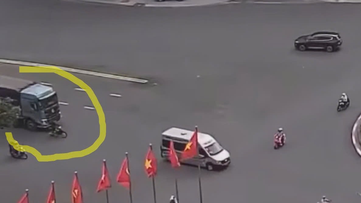 Tạt đầu container, tài xế xe máy nhận cái kết đau lòng