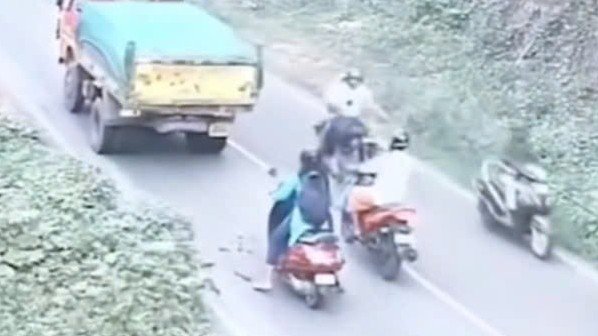 Đi sau đuôi xe tải ở lưng chừng dốc, cô gái trẻ có trải nghiệm không quên