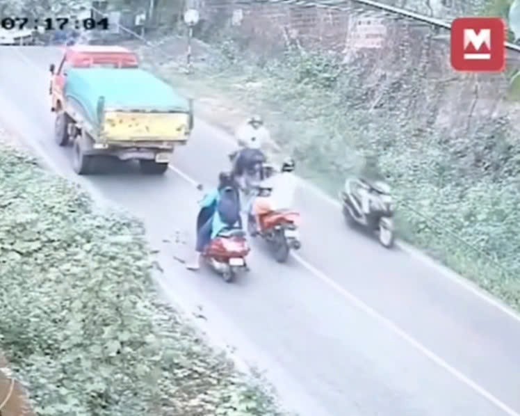 Đi sau đuôi xe tải ở lưng chừng dốc, cô gái trẻ có trải nghiệm không quên