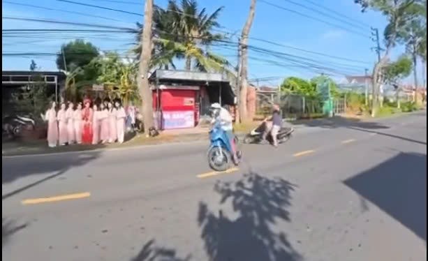 Clip quay lại vụ tai nạn gần rạp đám cưới gây chú ý