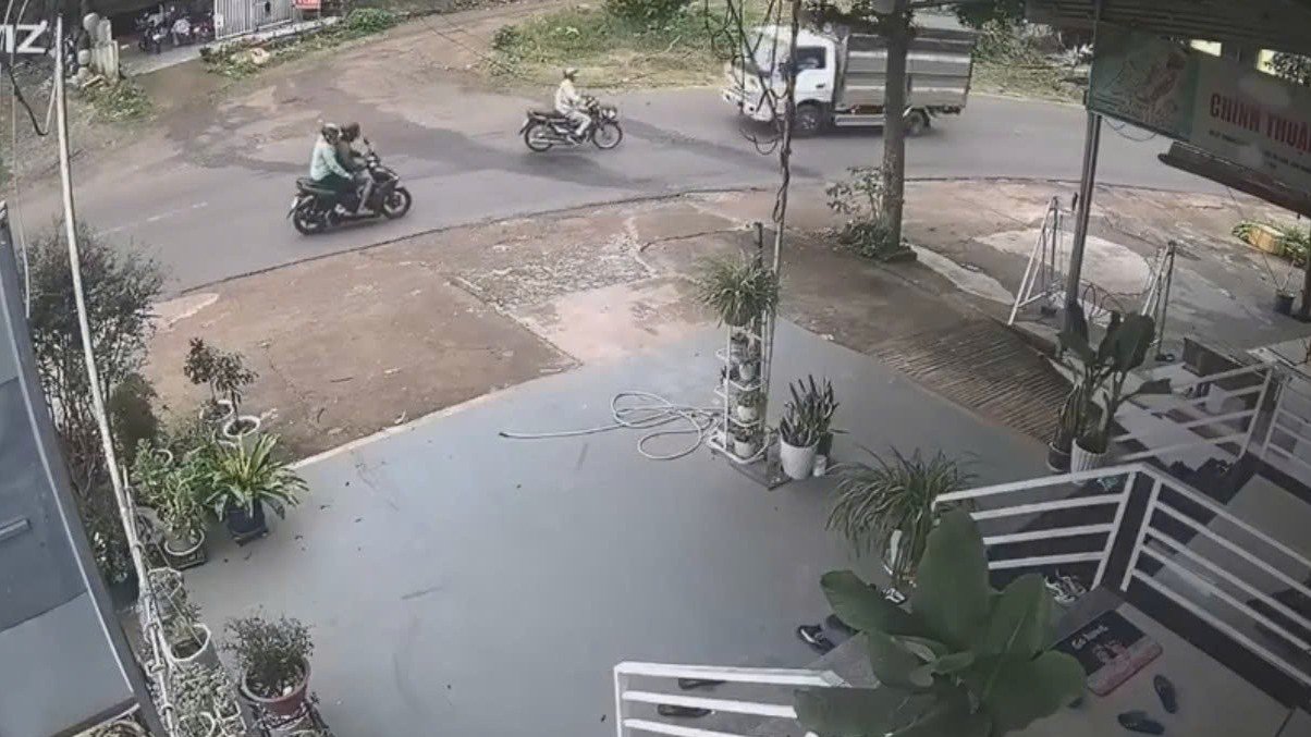 Sang đường không quan sát, cụ ông va chạm mạnh với xe tải