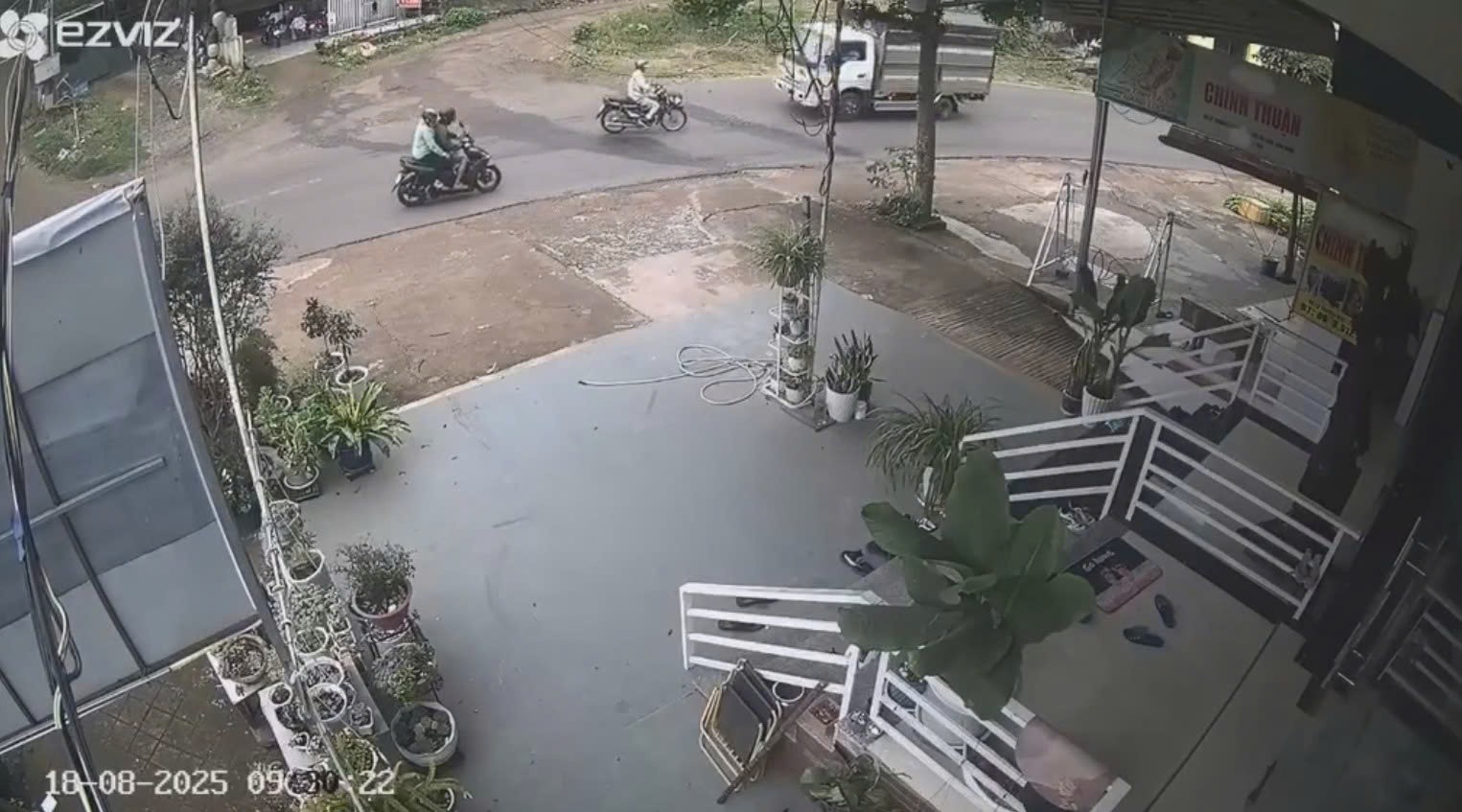 Sang đường không quan sát, cụ ông va chạm mạnh với xe tải