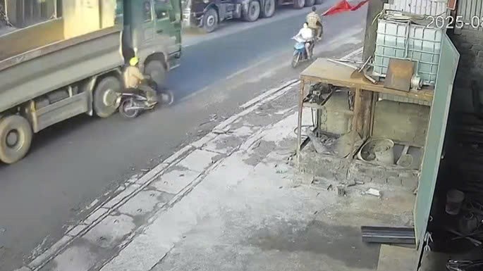 Đi bám sát container, người đàn ông bị cán thương tâm