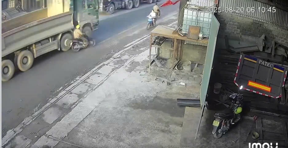 Đi bám sát container, người đàn ông bị cán thương tâm