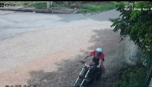 Học sinh lao như tên bắn vào tường vì không kiểm soát được chiếc xe đạp điện tự chế