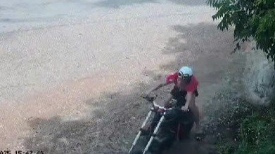 Học sinh lao như tên bắn vào tường vì không kiểm soát được chiếc xe đạp điện tự chế