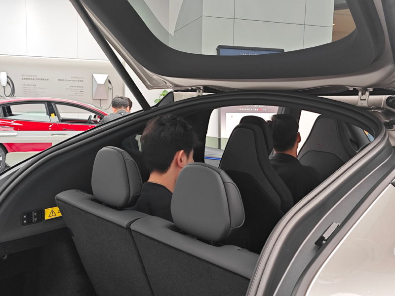 Tesla Model Y bản 6 chỗ bị chê hàng ghế thứ ba nhỏ, chật "như ngồi xe mui trần"