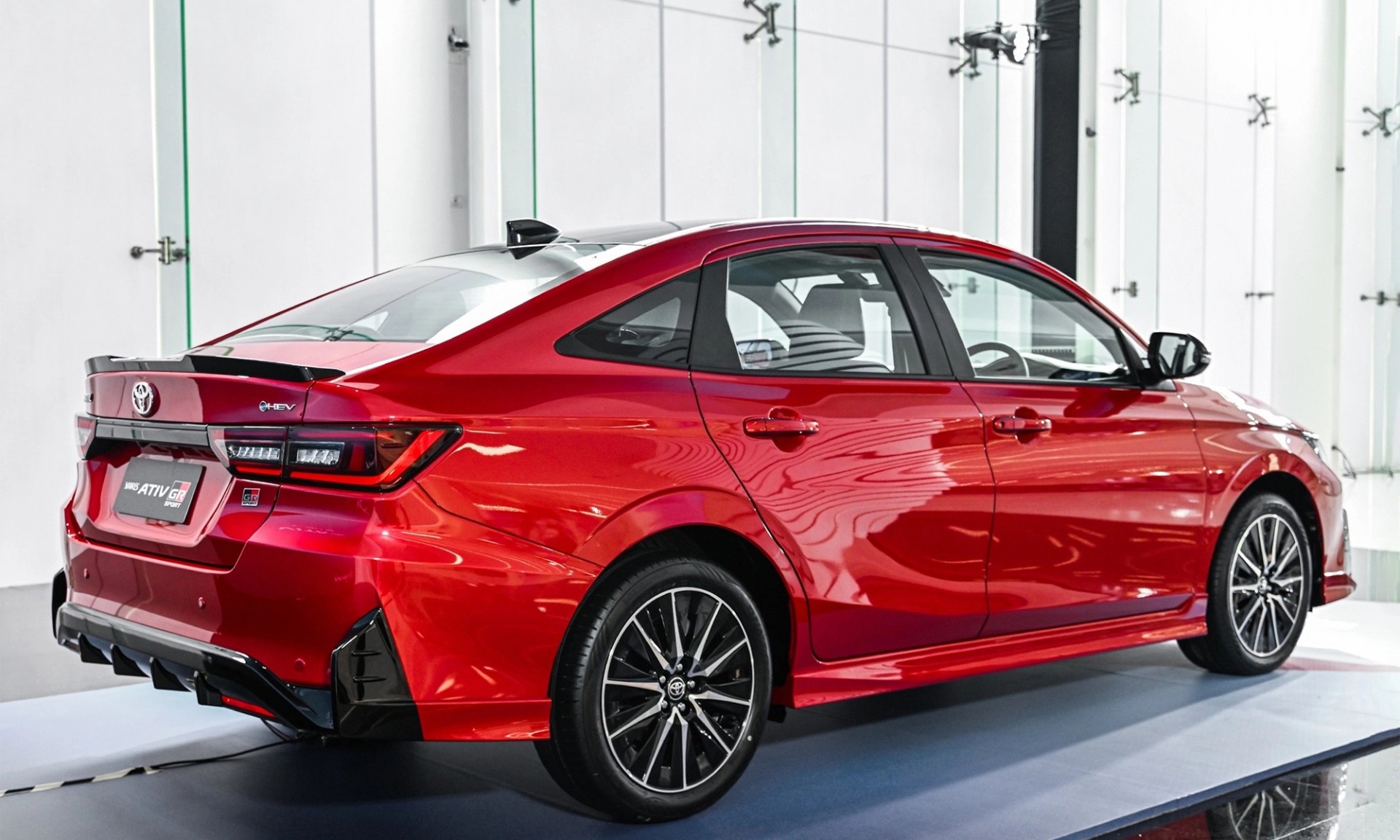 Toyota Yaris ATIV hybrid 2025 ra mắt tại Thái Lan, tiêu hao chỉ 3,4L/100km