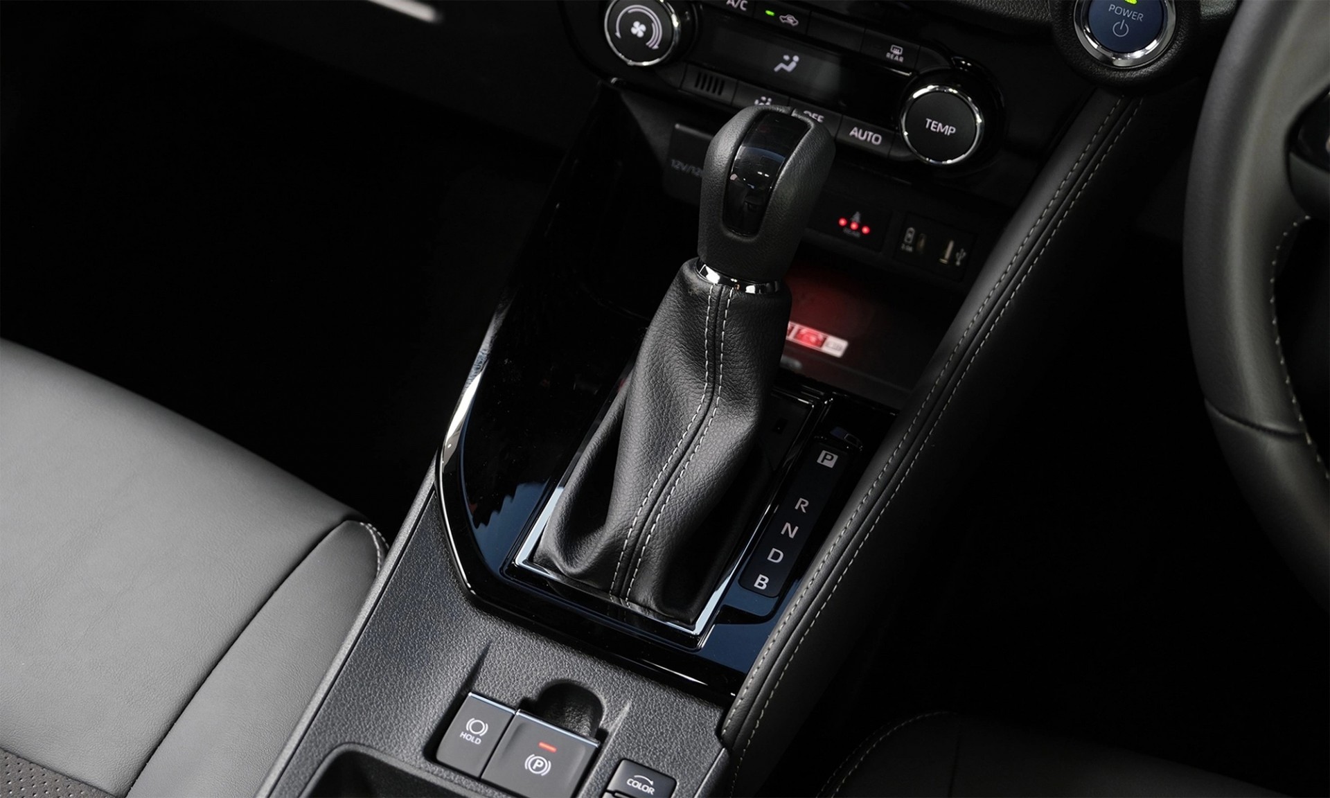 Toyota Yaris ATIV hybrid 2025 ra mắt tại Thái Lan, tiêu hao chỉ 3,4L/100km