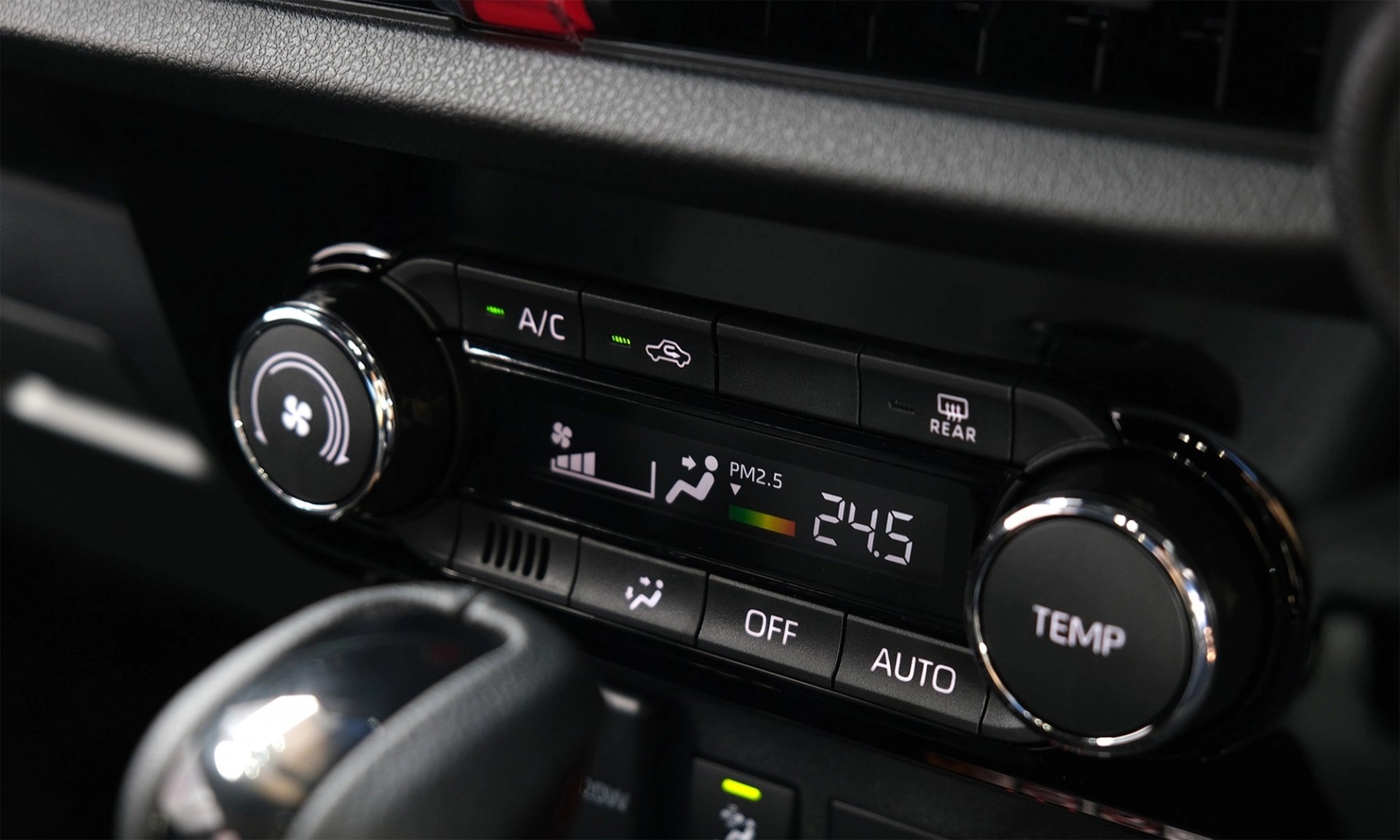 Toyota Yaris ATIV hybrid 2025 ra mắt tại Thái Lan, tiêu hao chỉ 3,4L/100km