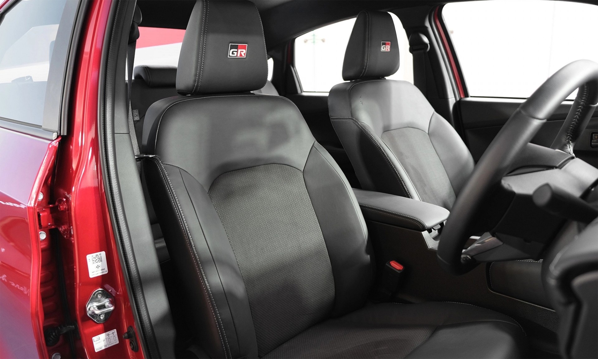 Toyota Yaris ATIV hybrid 2025 ra mắt tại Thái Lan, tiêu hao chỉ 3,4L/100km