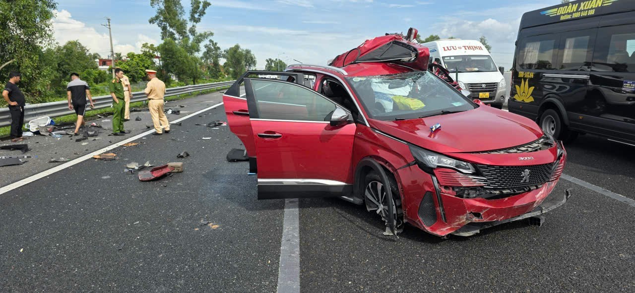 Peugeot 3008 bị xe tải tông nát, tài xế kẹt cứng trong ca-bin nằm bấm điện thoại  Peugeot 3008 bị xe tải tông nát, tài xế kẹt cứng trong ca-bin nằm bấm điện thoại