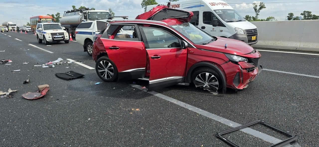 Peugeot 3008 bị xe tải tông nát, tài xế kẹt cứng trong ca-bin nằm bấm điện thoại  Peugeot 3008 bị xe tải tông nát, tài xế kẹt cứng trong ca-bin nằm bấm điện thoại