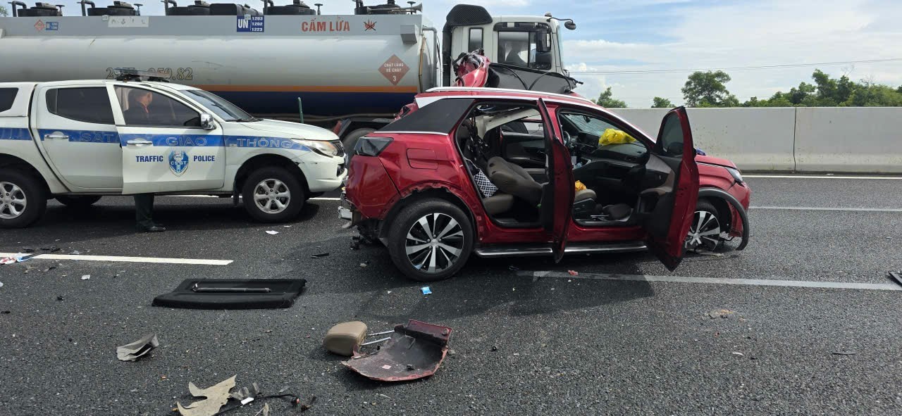 Peugeot 3008 bị xe tải tông nát, tài xế kẹt cứng trong ca-bin nằm bấm điện thoại  Peugeot 3008 bị xe tải tông nát, tài xế kẹt cứng trong ca-bin nằm bấm điện thoại