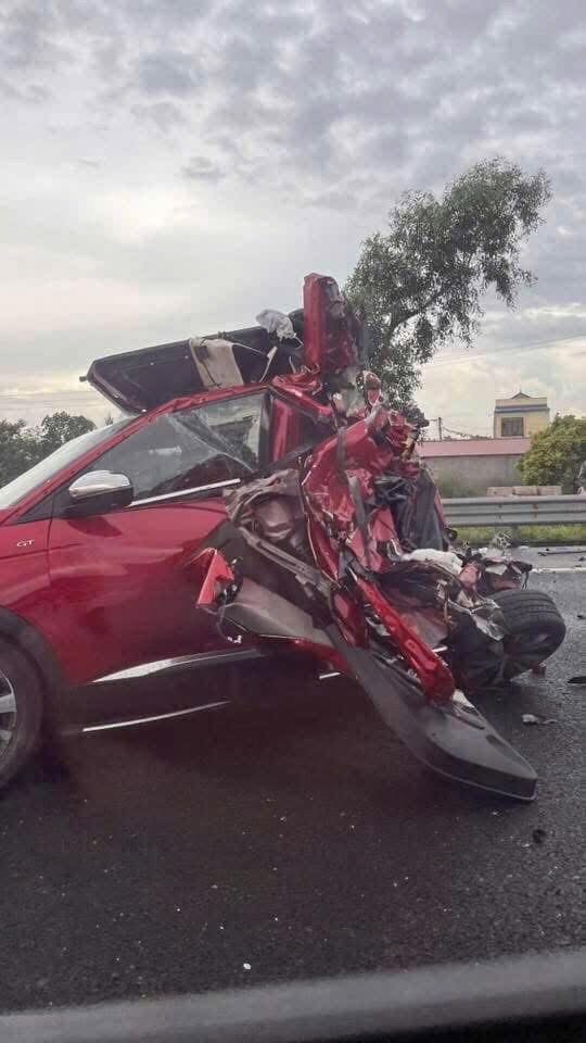 Peugeot 3008 bị xe tải tông nát, tài xế kẹt cứng trong ca-bin nằm bấm điện thoại  Peugeot 3008 bị xe tải tông nát, tài xế kẹt cứng trong ca-bin nằm bấm điện thoại