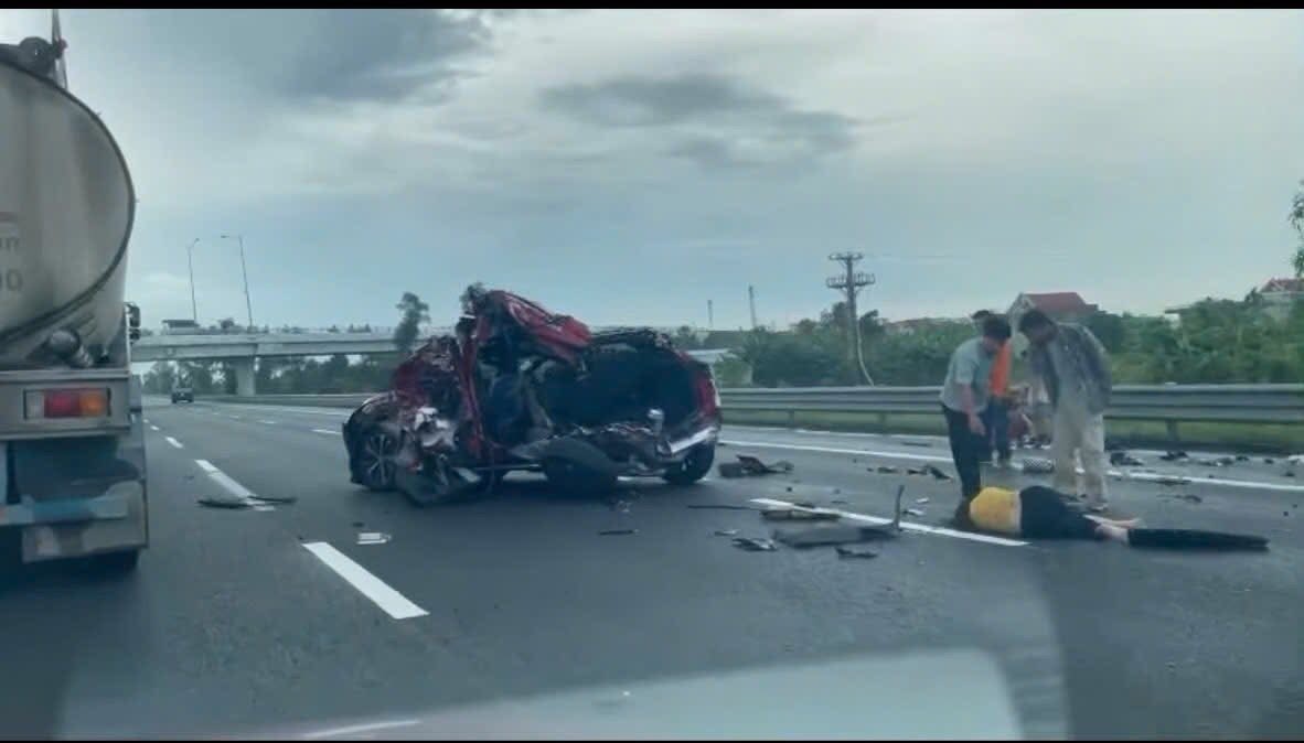 Peugeot 3008 bị xe tải tông nát, tài xế kẹt cứng trong ca-bin nằm bấm điện thoại  Peugeot 3008 bị xe tải tông nát, tài xế kẹt cứng trong ca-bin nằm bấm điện thoại