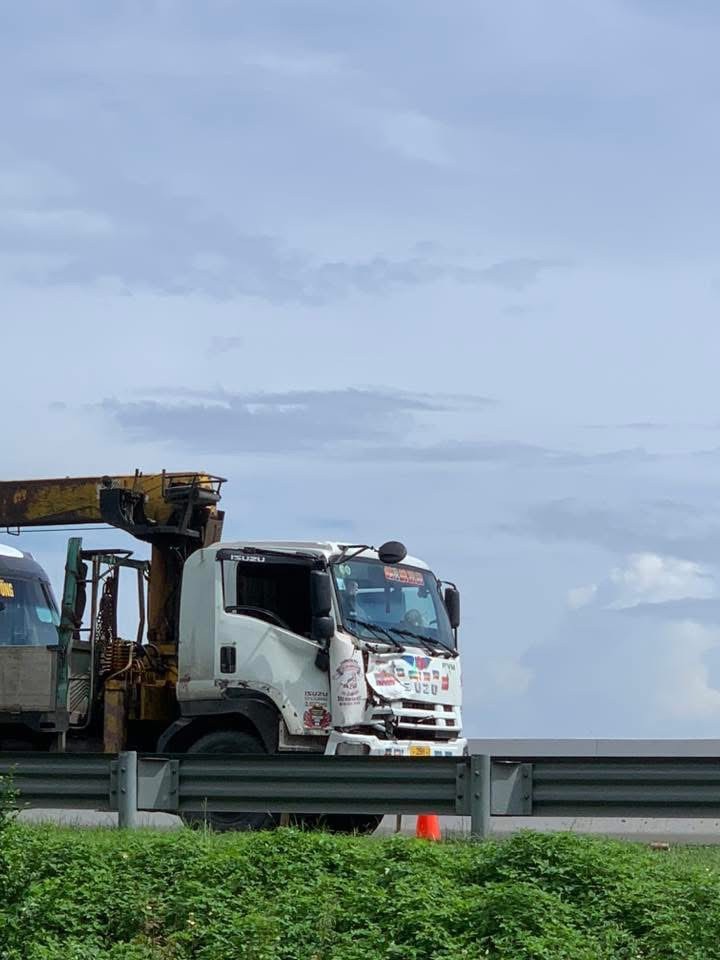 Peugeot 3008 bị xe tải tông nát, tài xế kẹt cứng trong ca-bin nằm bấm điện thoại  Peugeot 3008 bị xe tải tông nát, tài xế kẹt cứng trong ca-bin nằm bấm điện thoại