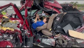 Peugeot 3008 bị xe tải tông nát, tài xế kẹt cứng trong ca-bin nằm bấm điện thoại