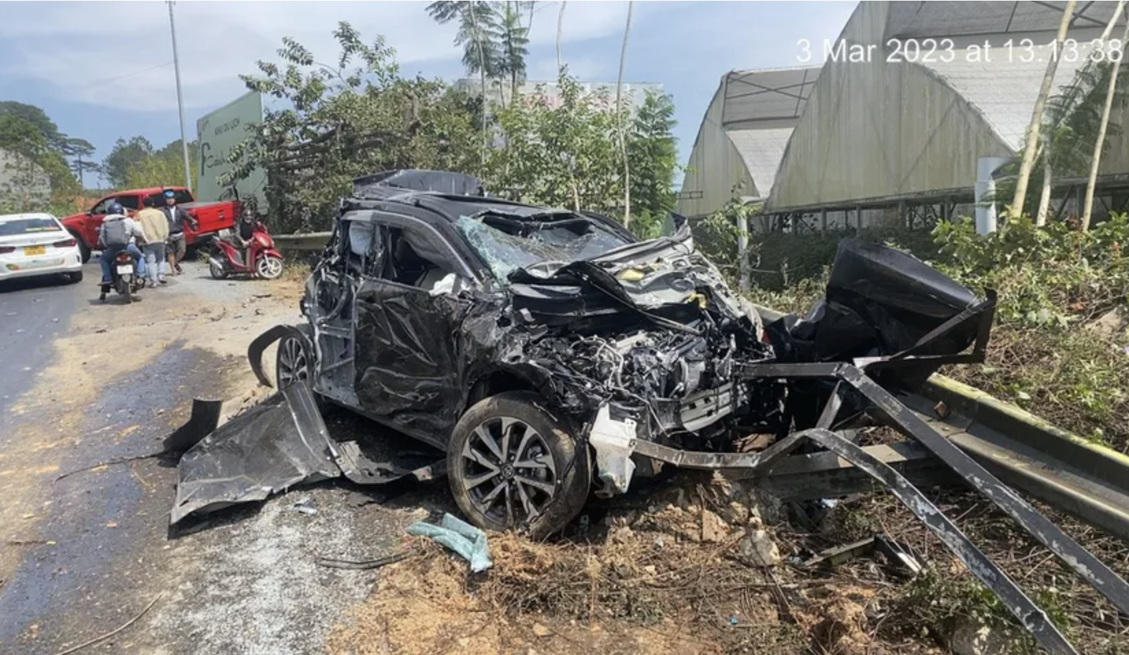 Clip vụ xe tải mất phanh khi đổ đèo, vò nát Toyota Corolla Cross