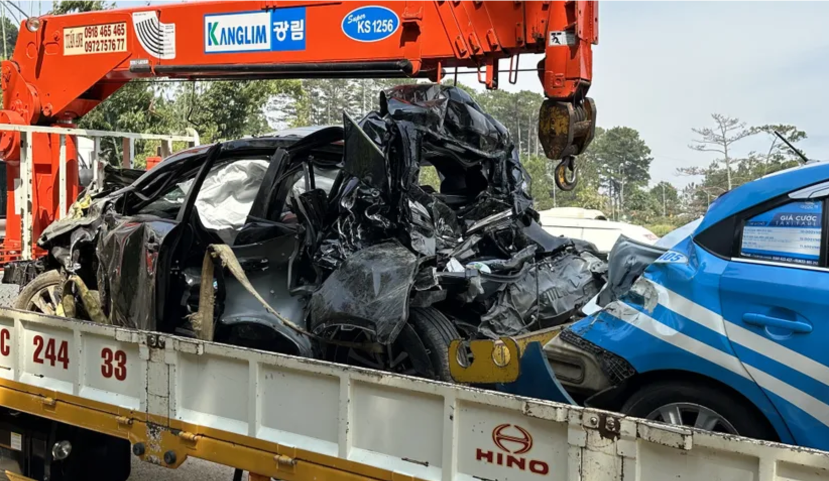 Clip vụ xe tải mất phanh khi đổ đèo, vò nát Toyota Corolla Cross