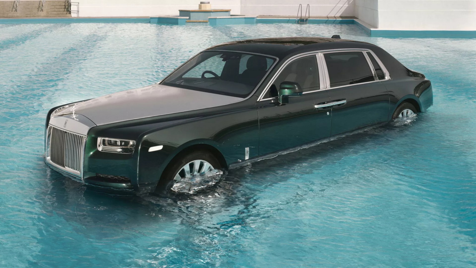 Rolls-Royce thả một chiếc Phantom trong bể bơi nhân dịp kỷ niệm 100 năm ra đời mẫu xe này