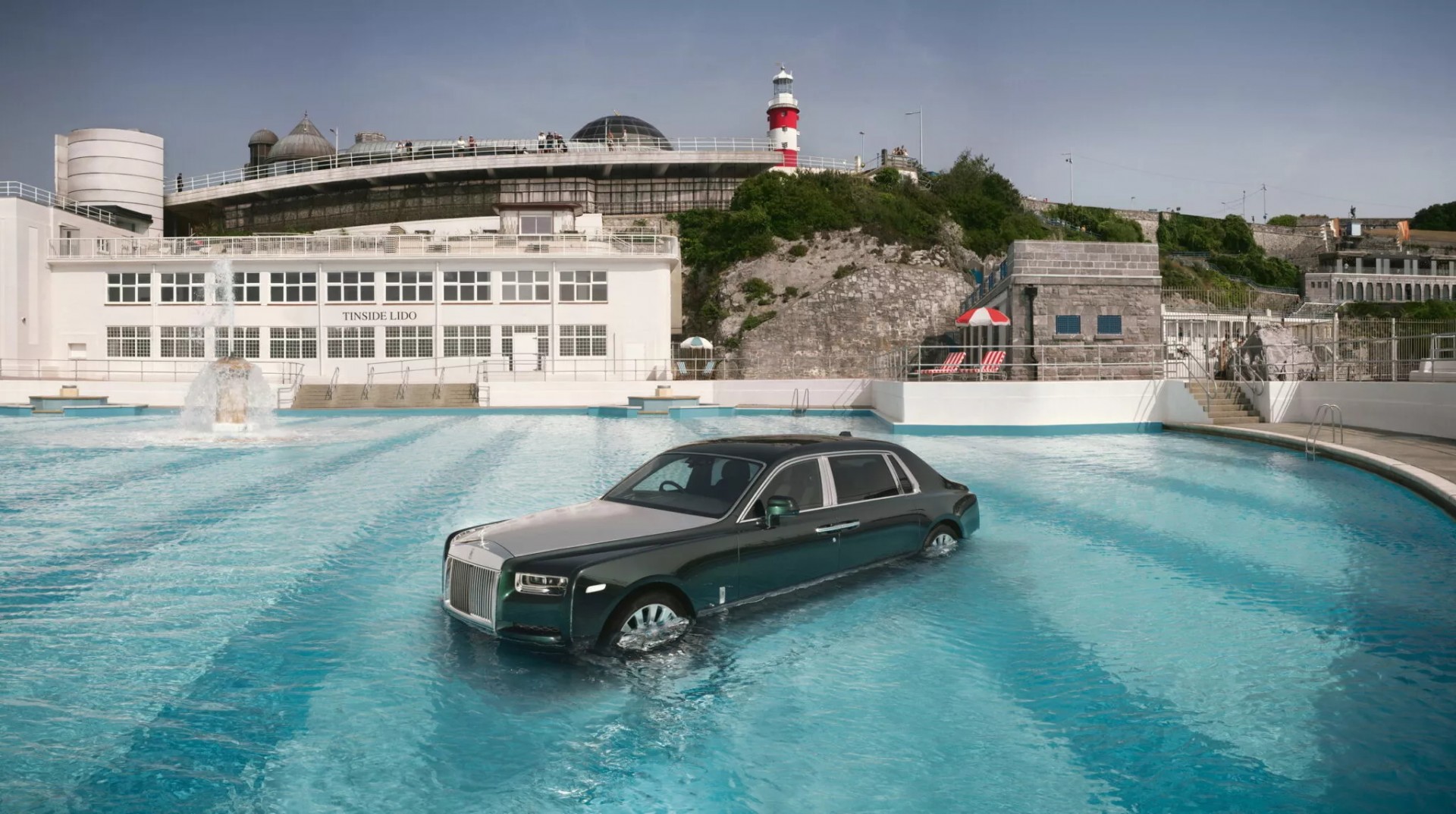 Rolls-Royce thả một chiếc Phantom trong bể bơi nhân dịp kỷ niệm 100 năm ra đời mẫu xe này