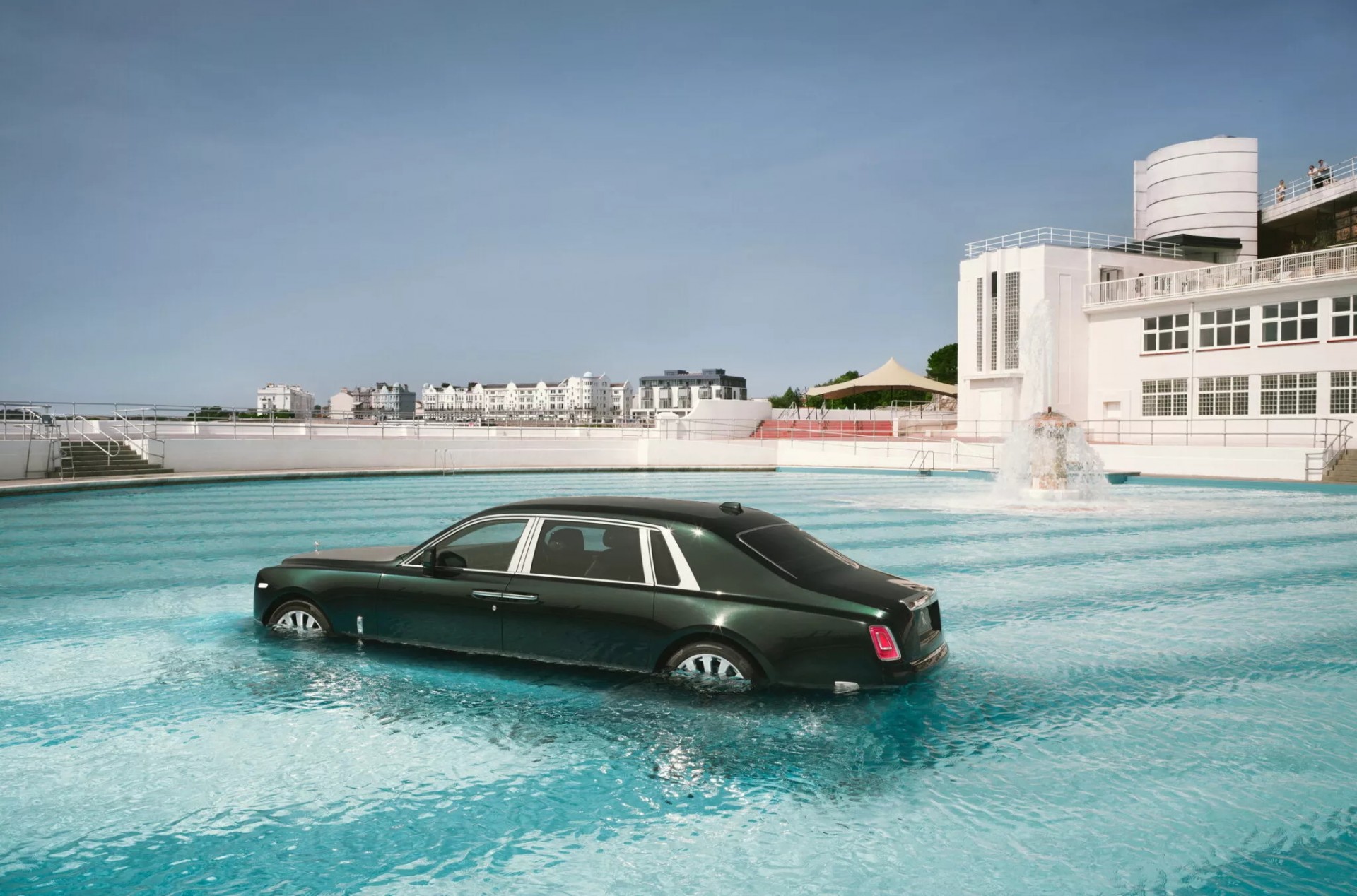 Rolls-Royce thả một chiếc Phantom trong bể bơi nhân dịp kỷ niệm 100 năm ra đời mẫu xe này